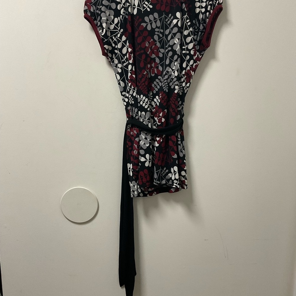 Pretty Merona Cranberry Grey & White Leaf Design On Black Cool Comfort Top! - Picture 6 of 13